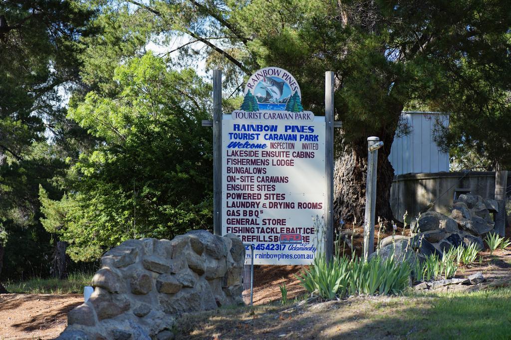 אדמינבי Rainbow Pines Tourist Caravan Park מראה חיצוני תמונה