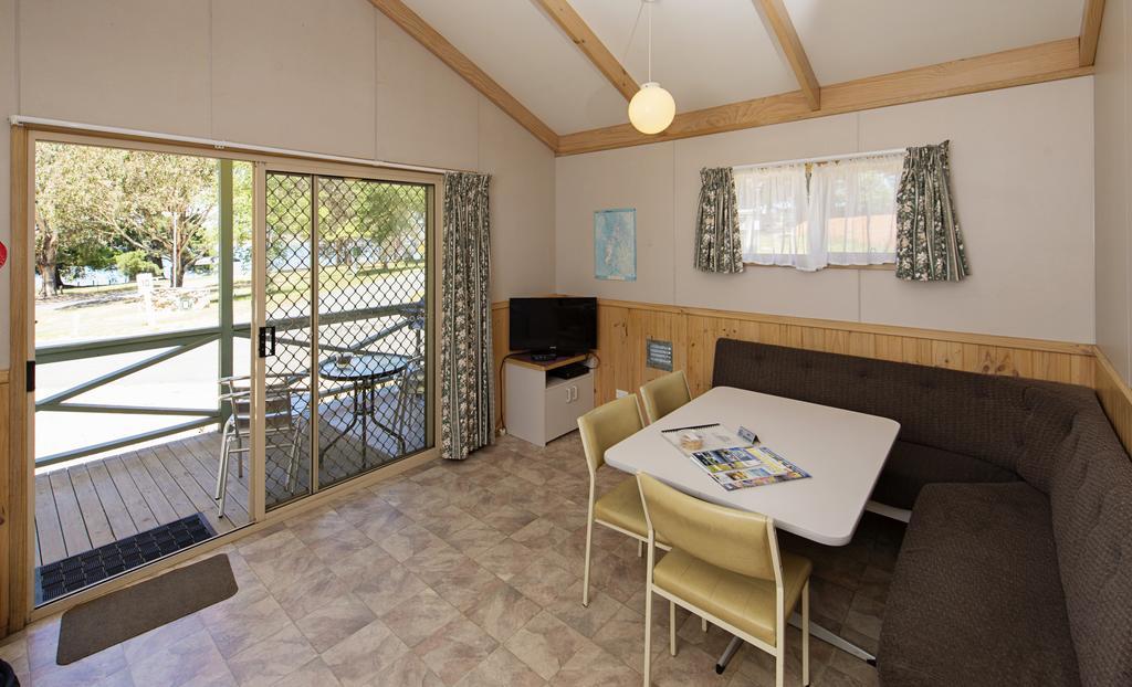 אדמינבי Rainbow Pines Tourist Caravan Park מראה חיצוני תמונה