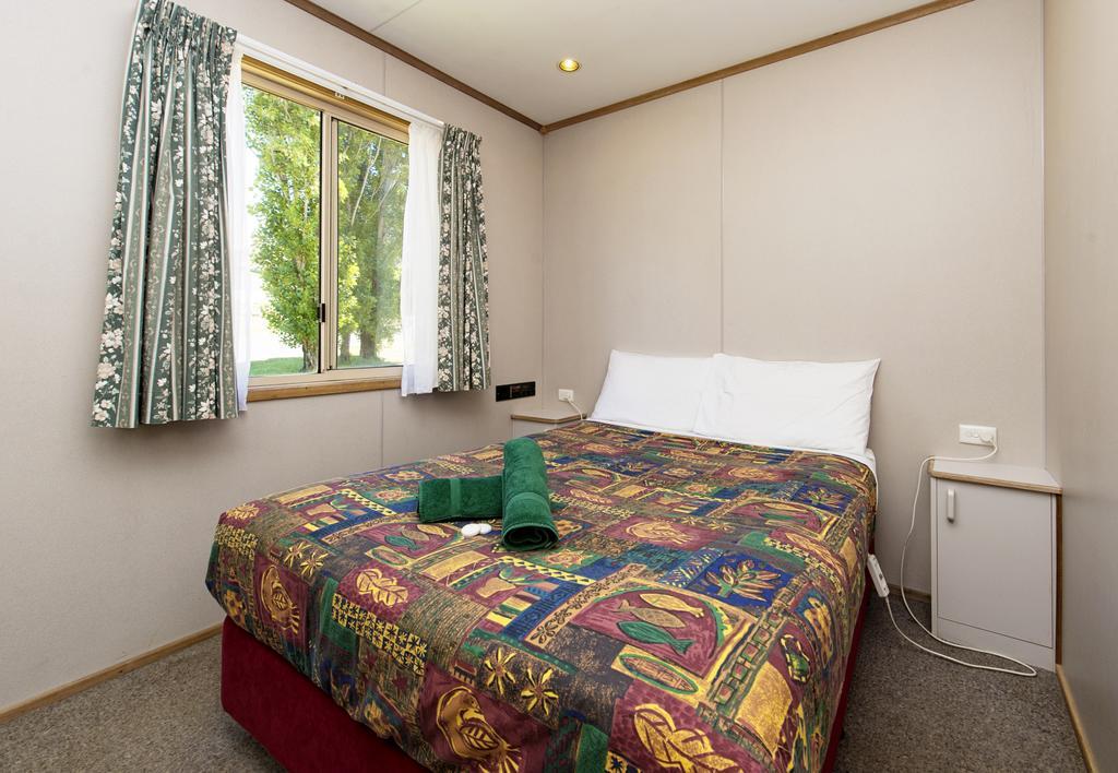 אדמינבי Rainbow Pines Tourist Caravan Park מראה חיצוני תמונה