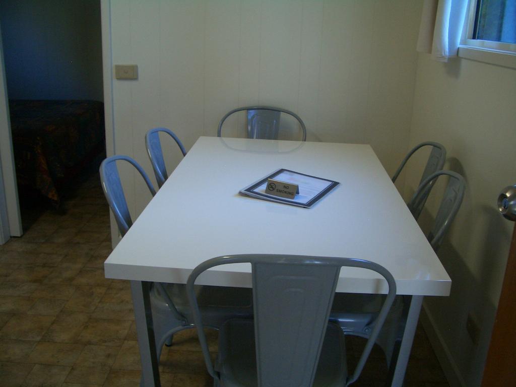אדמינבי Rainbow Pines Tourist Caravan Park מראה חיצוני תמונה