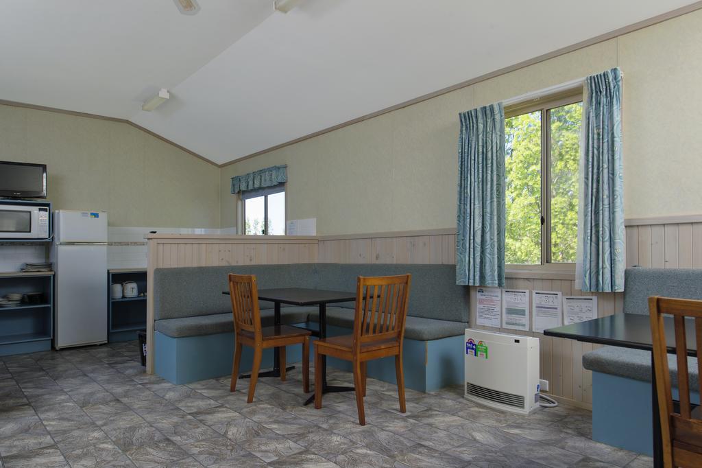 אדמינבי Rainbow Pines Tourist Caravan Park מראה חיצוני תמונה